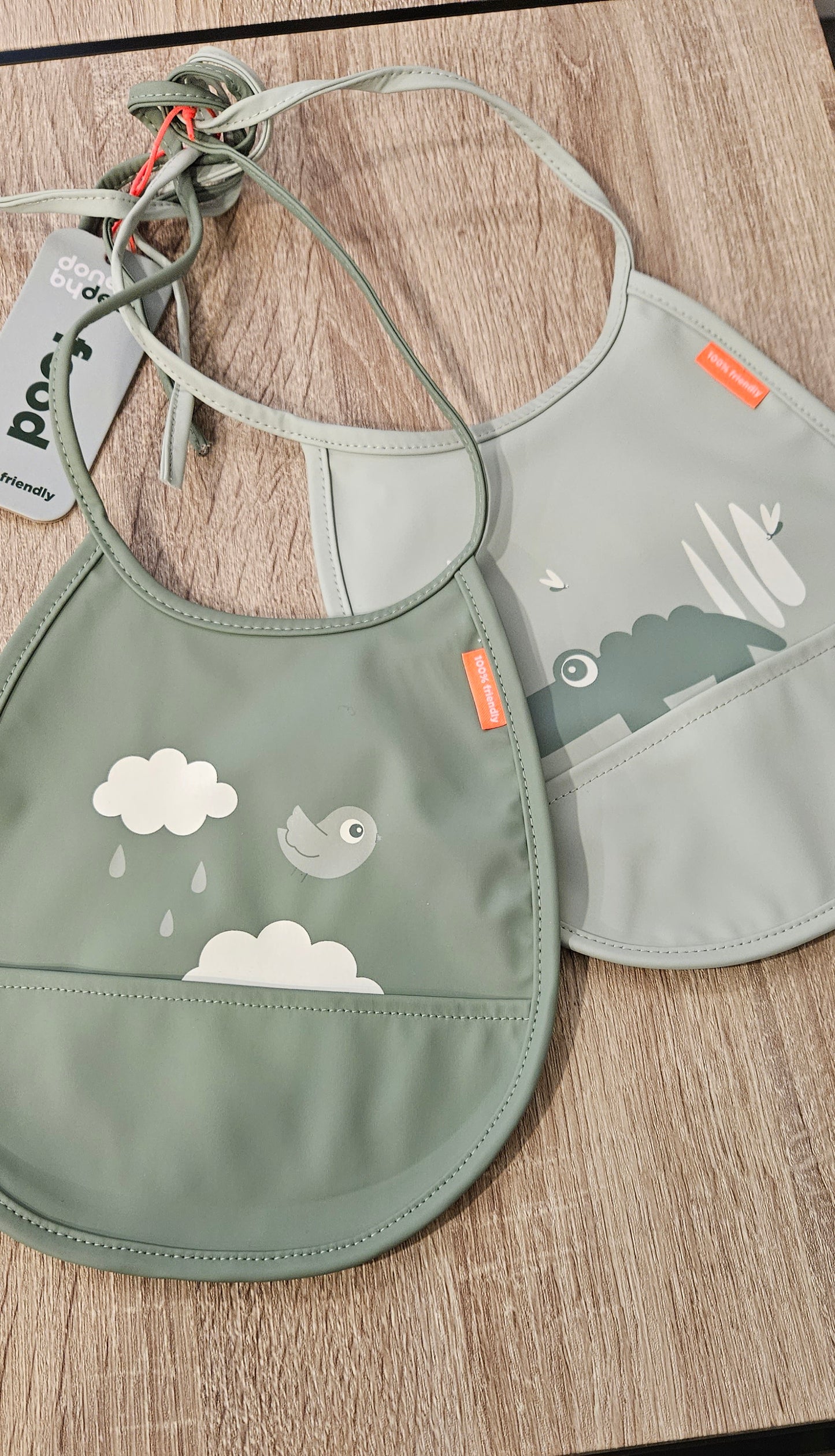 DONE BY DEER Set 2 bavaglini impermeabili con tasca